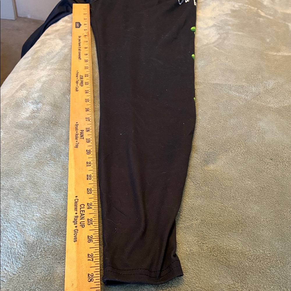 Women’s Black St. Paddy’s Day Shamrock Leggings - Picture 5 of 7